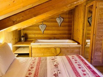Romantica atmosfera con vasca idromasaggio in camera in Aosta